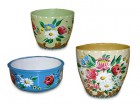 Verschiedene Keramikschalen und Blumenübertöpfe