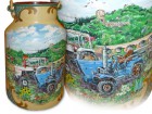 Milchkanne mit Traktoren vor Burgruine und Dorf