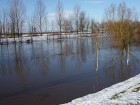 Die Unstrut im Winter bei Hochwasser - mit dem Rad-Wanderweg