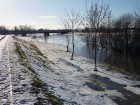 Die Unstrut im Winter bei Hochwasser - mit dem Unstrut-Rad-Wanderweg und Brücke